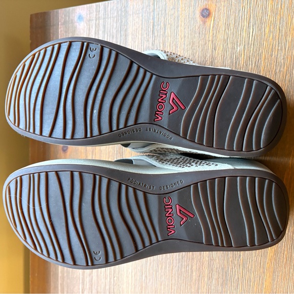 Vionic Elegant Beige Rhinestone Women's Sandals size 7 - Picture 2 of 3